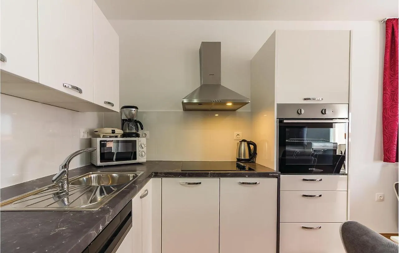 Gorgeous Apartment In Medulin With Wifi 0*,